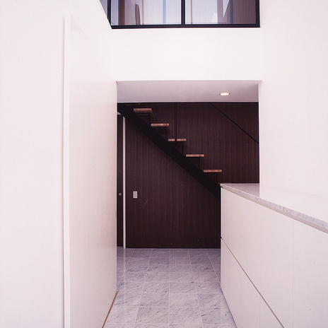 天井高のある吹き抜けと、大理石風のタイルが、まるでホテルフロントのような玄関ホール