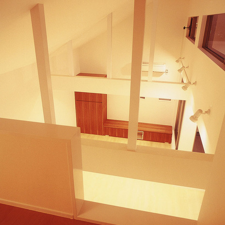 壁面スポットライトが、柱や梁にあたり、ムードある光と影を演出する