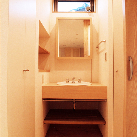 コンパクトながら、壁面や洗面下に収納をたっぷりと設けた洗面所