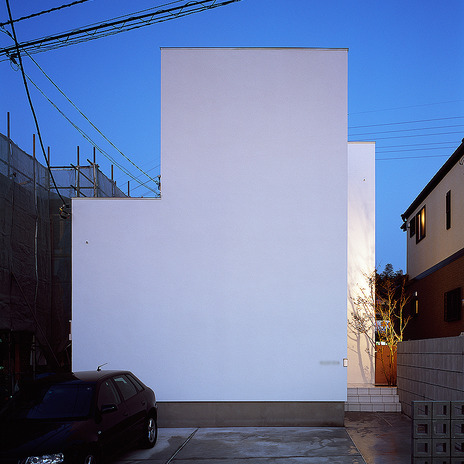 強い日差しと交通量の多い道路を避けるために、機能とデザインを兼ねた「壁」のある外観