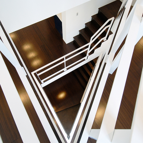 三角形を描くように、光と風を階下まで伝える階段スペース