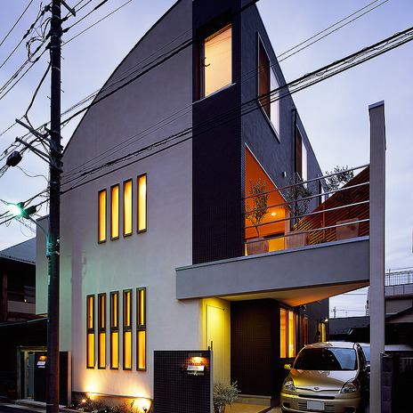 隣地に接近している立地を、２階にある贅沢なテラスが生活を豊かにしてくれる