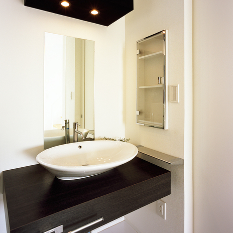 浮遊感ある楕円形の洗面ボールが、造作洗面台に個性をプラスしている