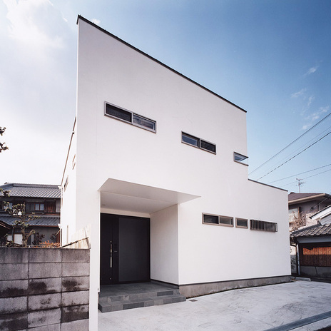 古い街並みに建つ住宅