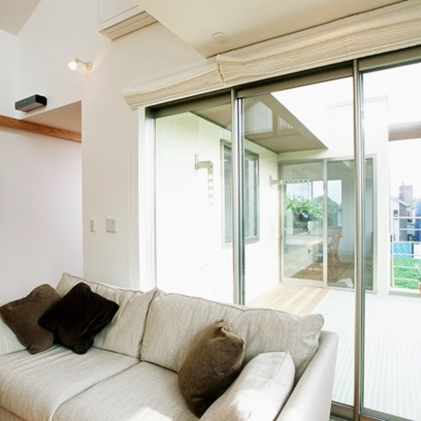 バルコニーにつながる大きな窓から景色を楽しむ