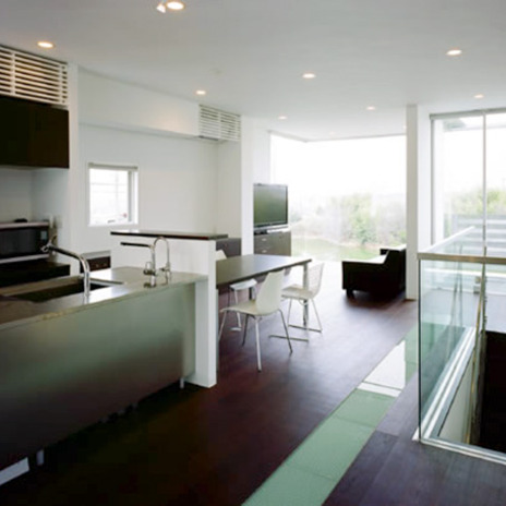 池を望むリビングダイニング