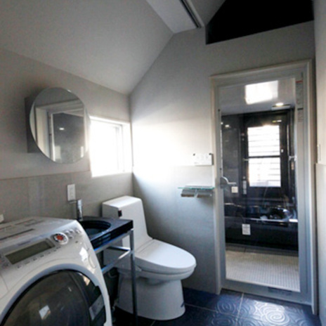 タイルでモダンな印象のバスルーム