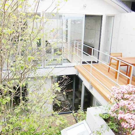 中庭ごしに広間を望む