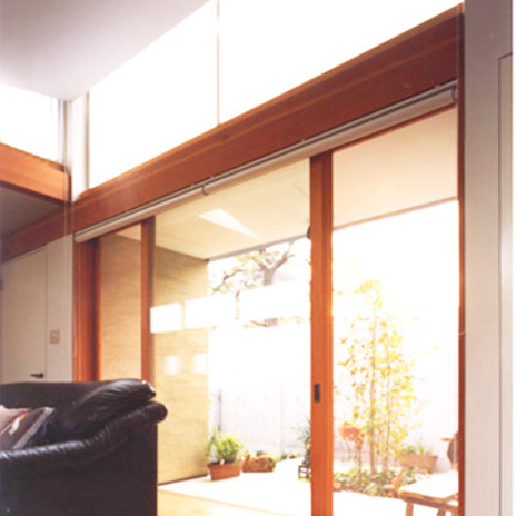 リビングから中庭を見る