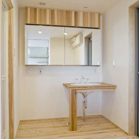 無垢材でつくった洗面カウンターと鏡面収納