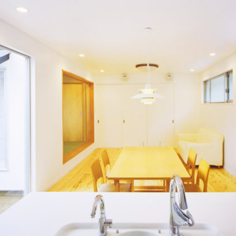 キッチンからリビングダイニングを見る