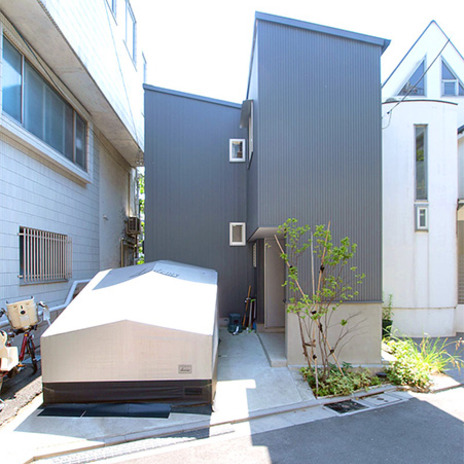 ガルバリュウム鋼板波板の外壁＝倉庫のような素っ気ない家