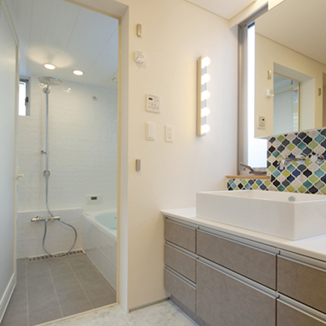 明るい陽射しが入り風通しのよい洗面室・浴室