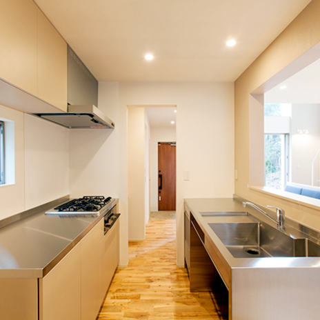 玄関からパントリーを通ってつながるキッチンスペース