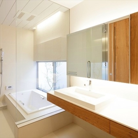 坪庭が望める明るくて開放的なバスルーム空間です。