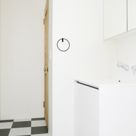 モノトーンでまとめた洗面室