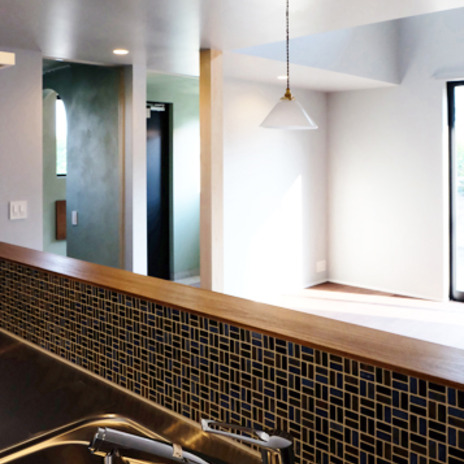 キッチンから玄関を見る