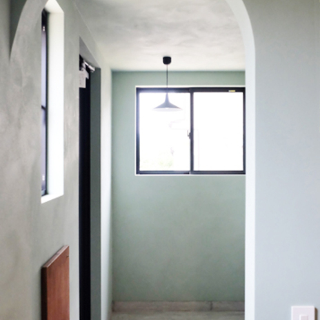 アーチで連続する玄関