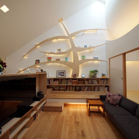 リビングの本棚・間接照明『知恵の木』