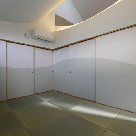 部屋として仕切られたタタミの間