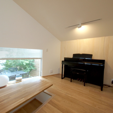 バルコニーと地窓で視覚的につながるライブラリー