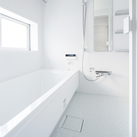 白で統一した明るく爽やかなバスルーム