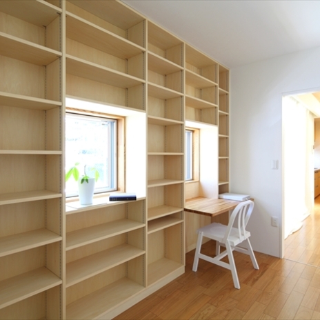 自然光で明るいデスク