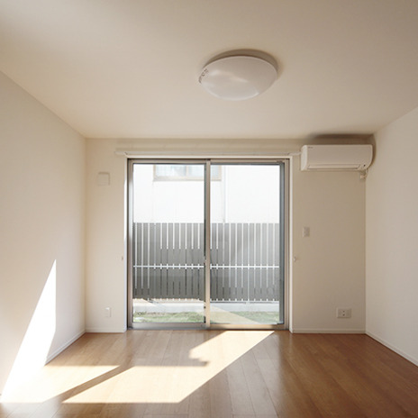 明るい日差しを感じるリビング