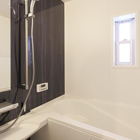 ブラック×ホワイトがモダンなバスルーム