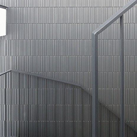 グレーの外壁が表情を添える