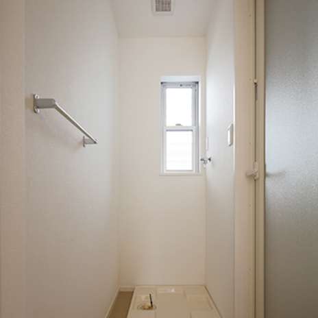 窓のある白いランドリースペース