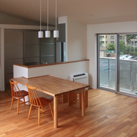 食卓を照らす３つのペンダントライト