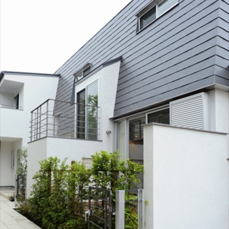 緑が映える白の外壁