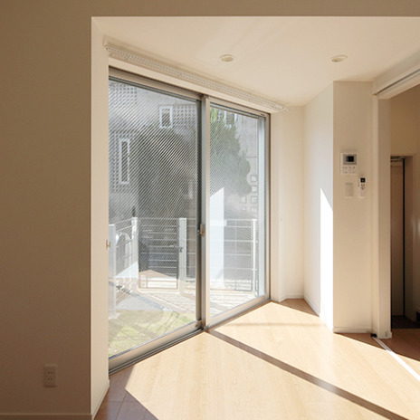 あたたかな日差しを取り込むリビングの大きな窓