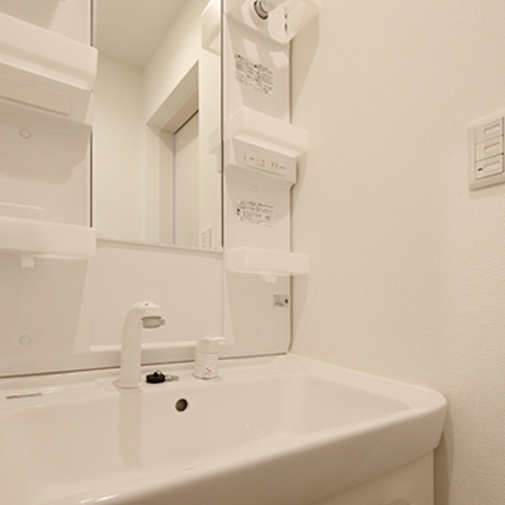 爽やかな白い洗面化粧台