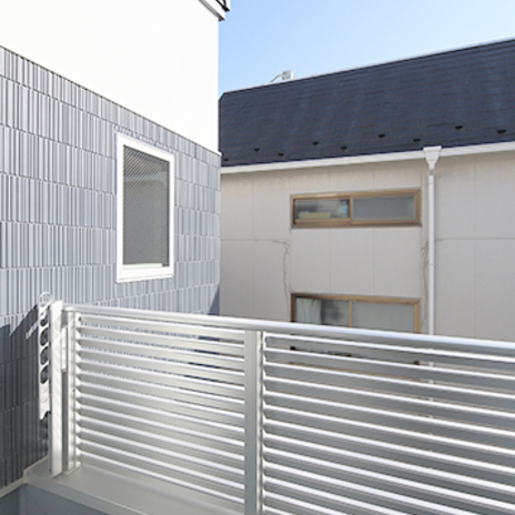 隣家との目隠しにもなるアルミのベランダ手摺り