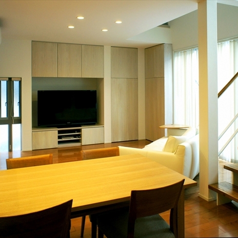 ダイニングからリビングを見る