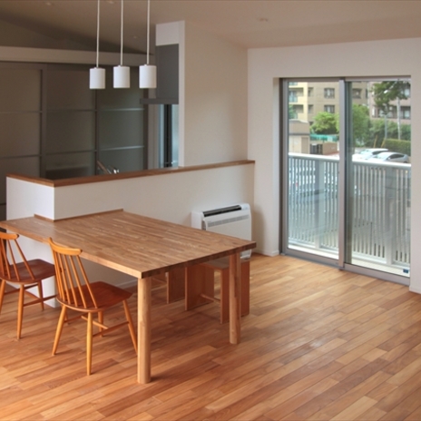 キッチンカウンターに差し込まれたようなテーブル