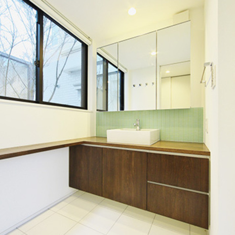 白い壁と木目調でまとめたナチュラルな洗面ルーム