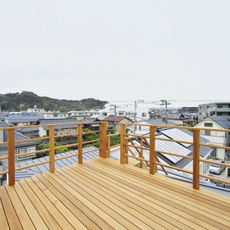 町を一望する広々と開放感あふれるウッドデッキ