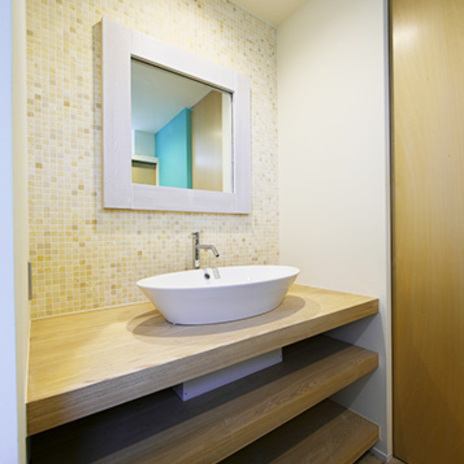 ナチュラルモダンなタイル張りの洗面ルーム