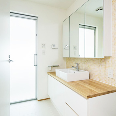 白を基調としたナチュラルテイストの洗面ルーム