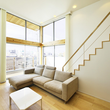 天井までの全面ガラス窓を備えたリビング