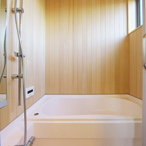 木の板張りに癒されるバスルーム