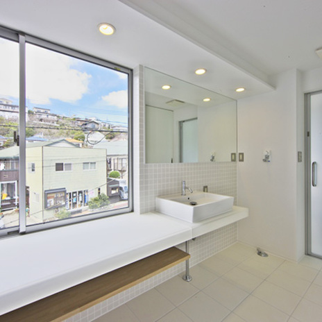 大きな窓のある真っ白い洗面ルーム