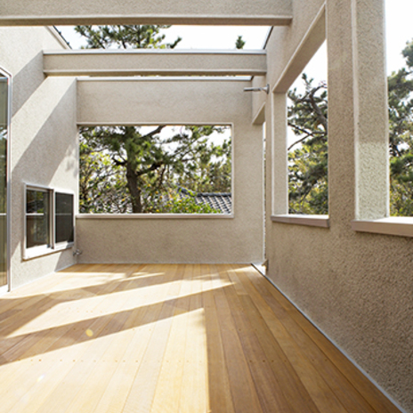 風景を切り取る柱が並ぶバルコニー