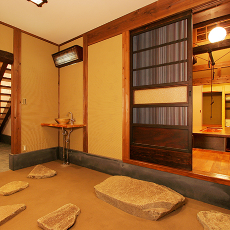 飛び石で動きをつけた洗面室