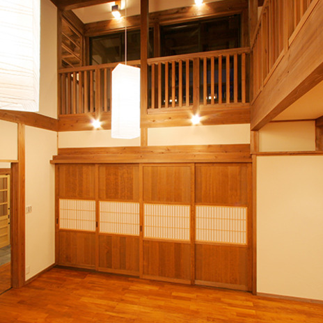 複数のライトで明るいリビング