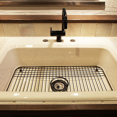 半円アーチ状の水栓がお洒落な洗面台