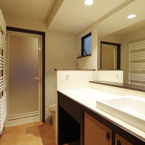 スタイリッシュにまとめられた水廻り